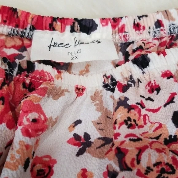 Free Kisses Plus Floral Blouse - Picture 3 of 4